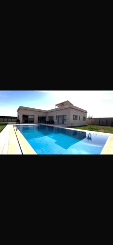 Bazén v ubytování Slim house nebo v jeho okolí