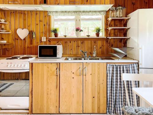 Dapur atau dapur kecil di 4 person holiday home in SOLLENTUNA