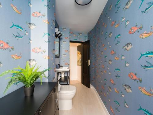 Un baño de Townhouse in Las Palmas near Playa Alcaravaneras