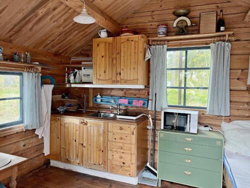 Kuchyň nebo kuchyňský kout v ubytování Seaside Cabin with Private Sauna