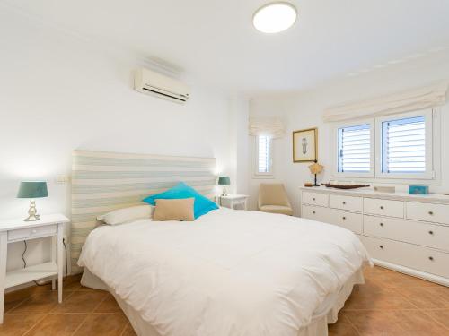 - une chambre blanche avec un grand lit blanc et un bureau dans l'établissement Apartment in Tufia with Oceanfront Terrace, à Telde