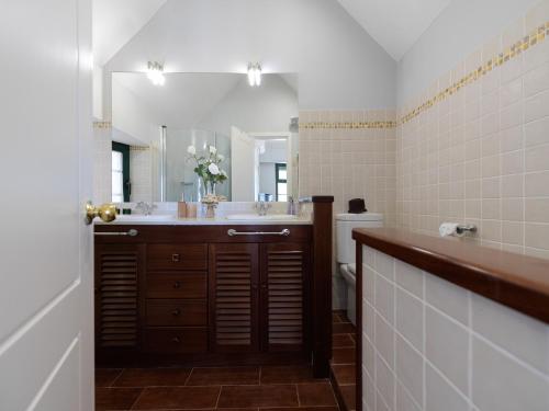 ein Badezimmer mit Waschbecken und Spiegel in der Unterkunft House in Santa Brígida with Sea & Mountain Views in Santa Brígida