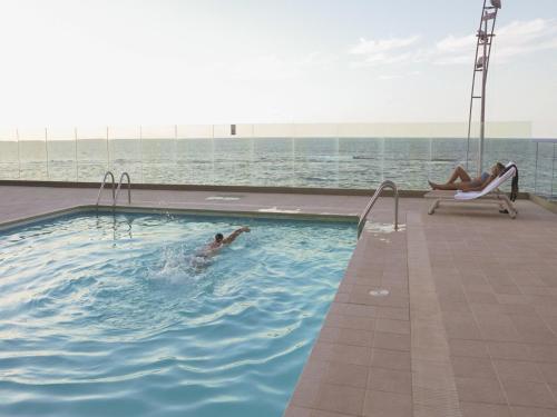 Beachfront Apartment in Las Canteras with Pool