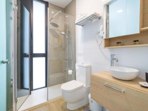 Ένα μπάνιο στο Apartment in Las Palmas by Las Canteras Beach