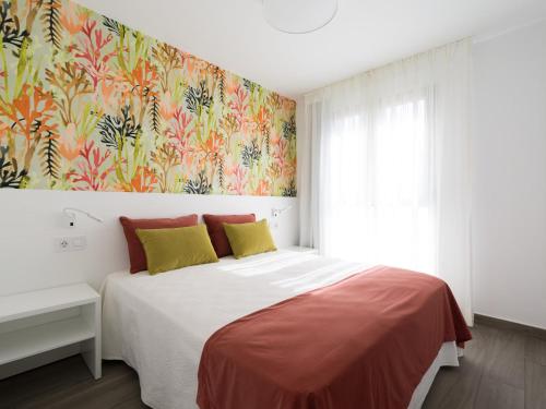 Dormitorio con cama y papel pintado colorido en Holiday Home in Telde near Playa de Melenara, en Telde
