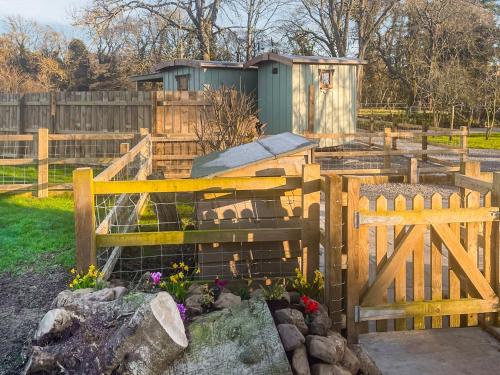 Taman di luar Keldholme Shepherds Hut Two - Uk48621