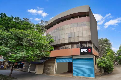 un edificio con un letrero de qoq en Hotel O Shivam In, en Bilāspur