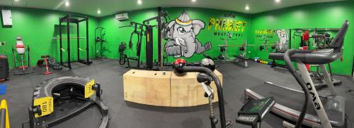 Fitness centrum a/nebo fitness zařízení v ubytování Phuket Muay Thai Hotel Rawai Beach