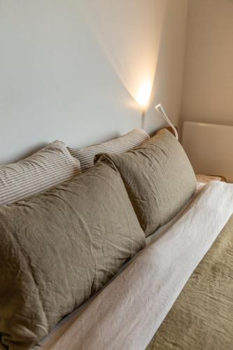 Cama o camas de una habitación en Seafront, Sauna, Architecture The Surf Nest Full House