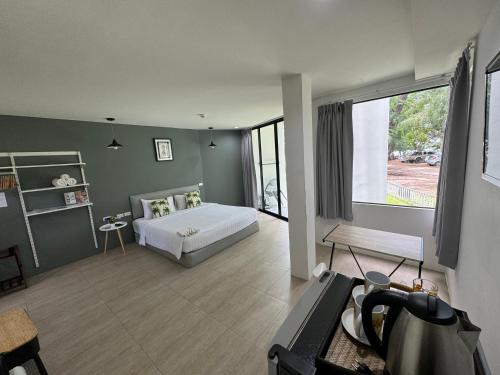 Postel nebo postele na pokoji v ubytování Phuket Muay Thai Hotel Rawai Beach