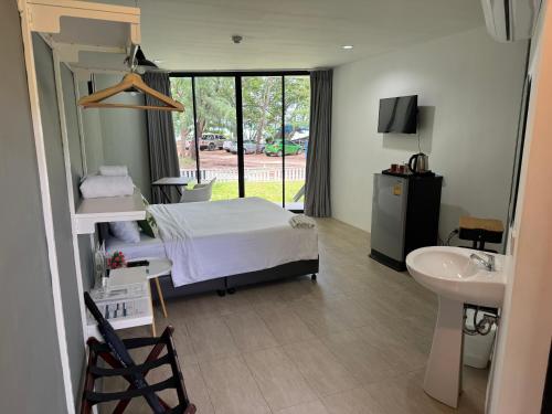 Postel nebo postele na pokoji v ubytování Phuket Muay Thai Hotel Rawai Beach