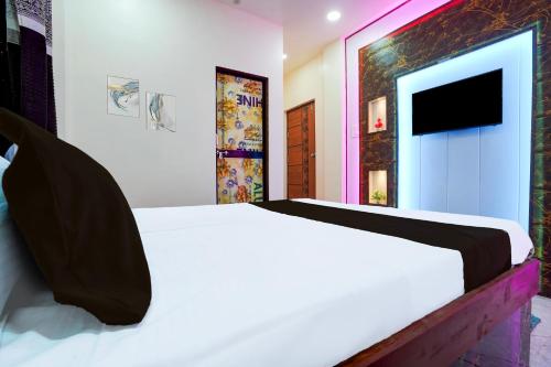 Postel nebo postele na pokoji v ubytování Hotel O Royal King