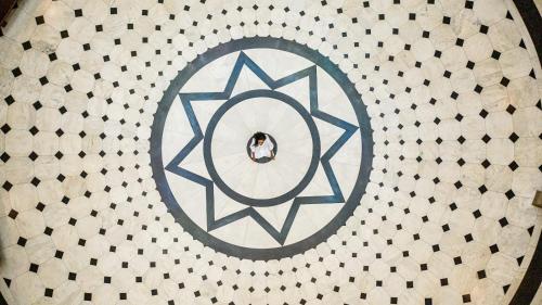 a picture of a couple in a circle on a tile floor at Grande Hotel Termas de Araxá in Araxá