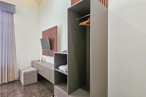 a green cabinet in a room with a desk at Sans Vibes Hotel Sulanjana Syariah Sukabumi in Krawang