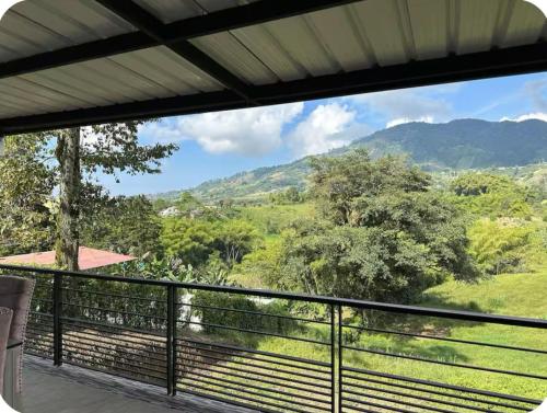 a balcony with a view of the mountains at Casa con Terraza y Vista Espectacular a la Naturaleza in Dosquebradas