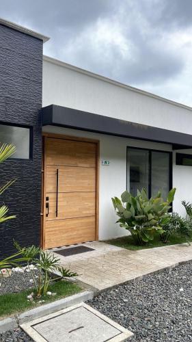 a house with a wooden door on the side of it at Casa con Terraza y Vista Espectacular a la Naturaleza in Dosquebradas