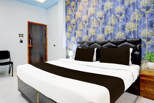Postel nebo postele na pokoji v ubytování Hotel O MK2 Hotel and Restaurant