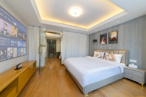 Postel nebo postele na pokoji v ubytování Shanghai Jubelle Boutique Apartment - Subway Lines 8-10-18 - Direct access to the Bund - Free fridge, washing machine, kitchen - Free luggage storage and package collection services