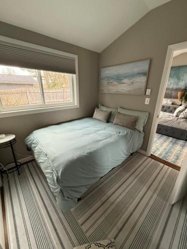 Cama o camas de una habitación en Cozy en suite with high ceilings