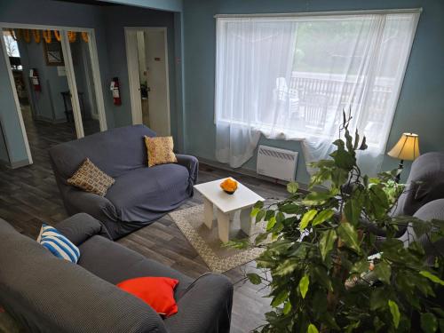 Coin salon dans l'établissement Charming Country Retreat with Scenic Views for 1 - 12 guests