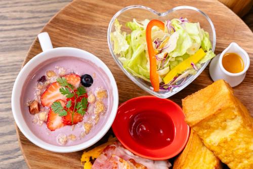 um prato de comida com uma tigela de sopa e uma salada em ALOHA GLAMPING RESORT Sakai em Sakai