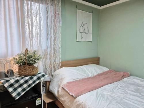 仁川市Reto House的一间卧室，里面有一张床和一扇窗户。