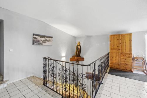 una habitación con una escalera con una estatua en ella en Fewo Nordseemöwe, en Friedrichskoog