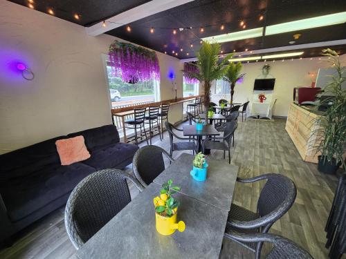 Coin salon dans l'établissement Charming Country Retreat with Scenic Views for 1 - 12 guests