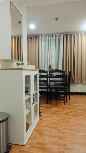 Φωτογραφία από το άλμπουμ του Group Stay for 6 with 3 Bunk Beds, Kitchen, Wi-Fi & Netflix, Near MRT Boni στη Μανίλα