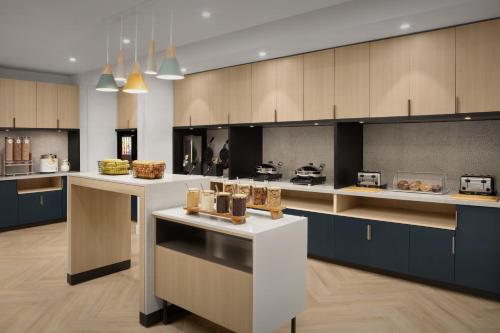 une grande cuisine avec des comptoirs blancs et des armoires bleues dans l'établissement TownePlace Suites by Marriott Jacksonville Mayport, à Jacksonville