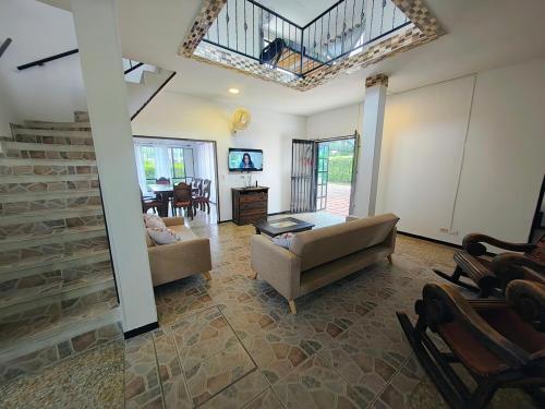 GuayacanaにあるCasa con piscina privada en via flandes espinalのソファとテーブルのあるリビングルーム