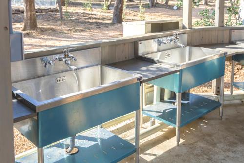 un gruppo di tre lavelli in una cucina di ALOHA GLAMPING RESORT Sakai a Sakai