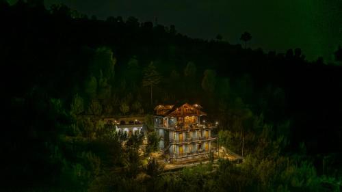 a large house in the middle of a hill at night at sharan stay in Nagar
