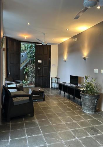 a living room with a couch and a table at Manuel Antonio Appartement 4 personnes Terrasse priv in Quepos
