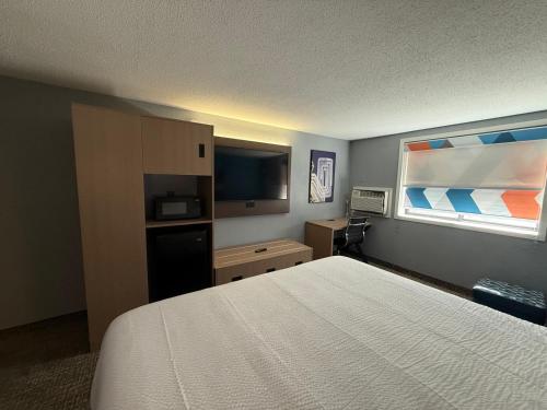 Postel nebo postele na pokoji v ubytování Super 8 by Wyndham Mankato