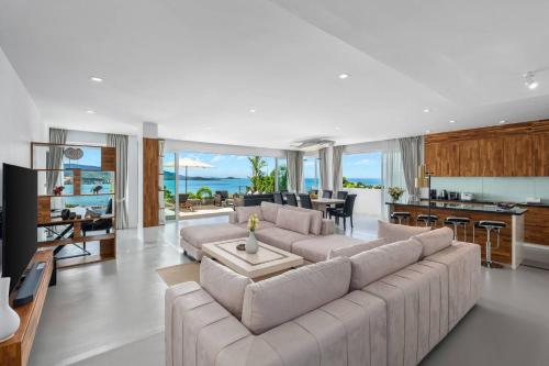 Dapur atau dapur kecil di Luxury Sea View Apartment AB at UniQue Residences