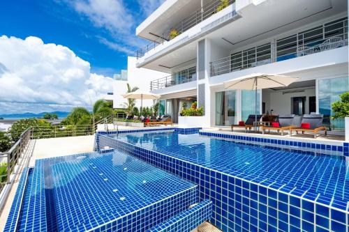 Kolam renang di atau dekat dengan Luxury Sea View Apartment AB at UniQue Residences