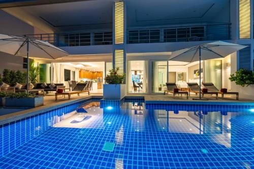Kolam renang di atau dekat dengan Luxury Sea View Apartment AB at UniQue Residences
