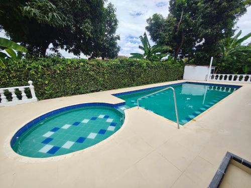 Casa con piscina privada en via flandes espinalの敷地内または近くにあるプール