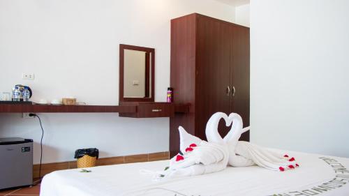 a bed with two white towels on top of it at SoonNoeng Resort in Koh Rong Sanloem