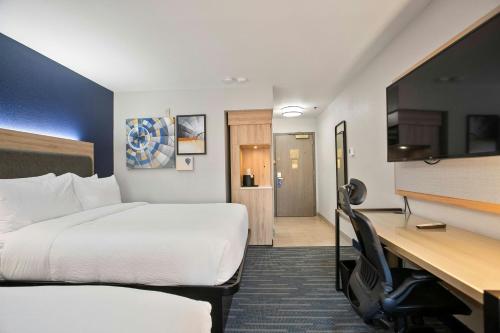 a hotel room with a bed and a desk at City Express by Marriott Duluth in Duluth