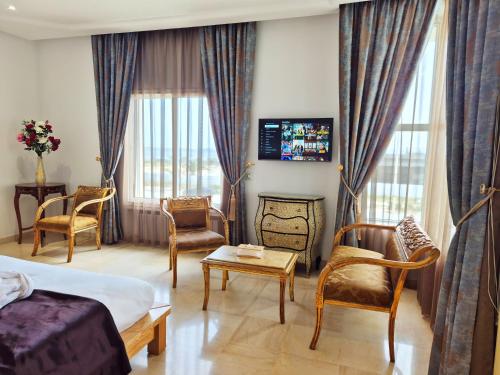 Una televisión o centro de entretenimiento en L'Orchidée - Villa de luxe avec piscine chauffée, ascenseur privatif et vue sur le lac de Tunis
