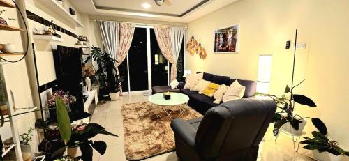 ein Wohnzimmer mit Sofa und Tisch in der Unterkunft #MyHighlandGetaway at OmniCassia Cameron Highlands in Cameron Highlands