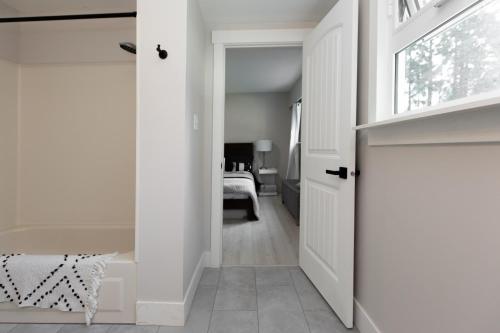Postel nebo postele na pokoji v ubytování Modern 5BR Luxury Getaway