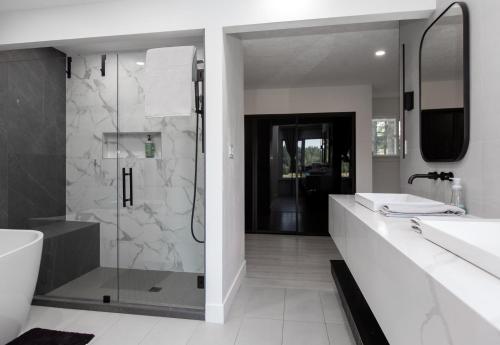 Bilik mandi di Modern 5BR Luxury Getaway