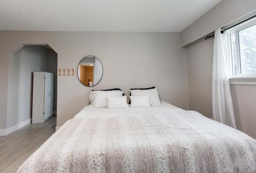 Postel nebo postele na pokoji v ubytování Modern 5BR Luxury Getaway