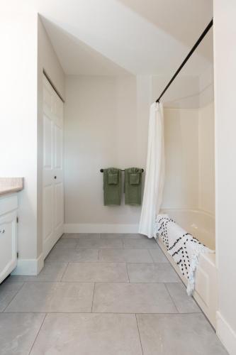 Fotografie z fotogalerie ubytování Modern 5BR Luxury Getaway v destinaci Cobble Hill