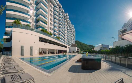 Πισίνα στο ή κοντά στο Luxury seafront APT in Santa Marta, ideal to relax in family