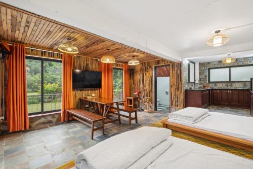 a bedroom with two beds and a desk at Villa Nhà Ba Gian Hoà Lạc in Nam Giao