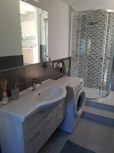 a bathroom with a sink and a washing machine at Nereide in Cavallino-Treporti